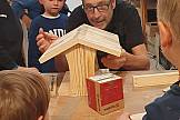 Zusammensetzen des Vogelhäuschens