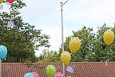 Kinder lassen Luftballons steigen