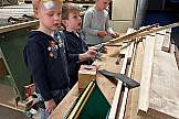 Kinder an Werkbank