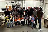 Gruppenfoto mit fertigen Picknickbänken