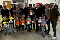 Gruppenfoto mit fertigen Picknickbänken