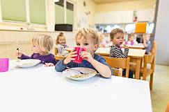 Kindergartenkinder beim Mittagessen