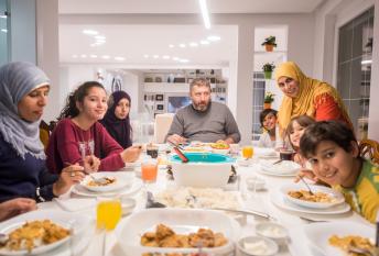 Eine türkische Familie mit Gastschüler am Esstisch
