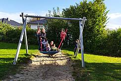 Kinder in der Nestschaukel