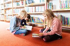 Schülerinnen und Schüler lesen im Leseland