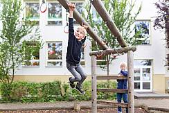 Schülerinnen und Schüler auf dem Spielplatz