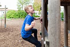 Schülerinnen und Schüler auf dem Spielplatz