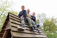 Schülerinnen und Schüler auf dem Spielplatz