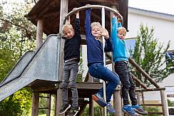 Schülerinnen und Schüler auf dem Spielplatz