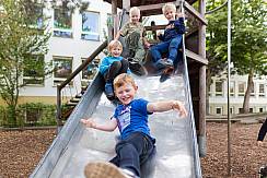Schülerinnen und Schüler auf dem Spielplatz