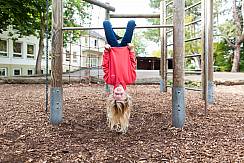 Schülerinnen und Schüler auf dem Spielplatz