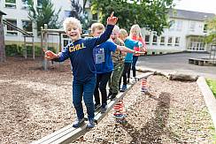 Schülerinnen und Schüler auf dem Spielplatz