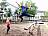 Schülerinnen und Schüler auf dem Spielplatz