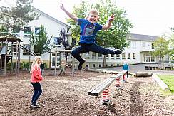 Schülerinnen und Schüler auf dem Spielplatz