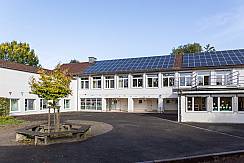 Schulhof und Außenansicht der Schule
