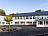 Schulhof und Außenansicht der Schule