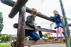 Schülerinnen und Schüler auf dem Spielplatz