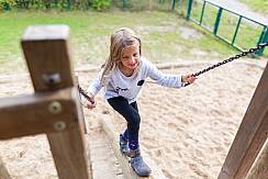 Schülerinnen und Schüler auf dem Spielplatz