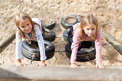 Schülerinnen und Schüler auf dem Spielplatz