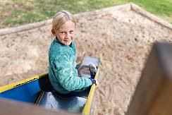 Schülerinnen und Schüler auf dem Spielplatz