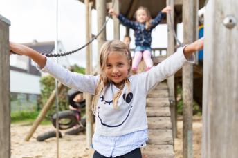 Schülerinnen und Schüler auf dem Spielplatz
