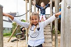 Schülerinnen und Schüler auf dem Spielplatz