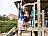 Schülerinnen und Schüler auf dem Spielplatz
