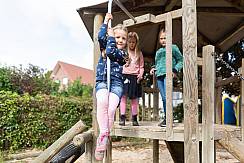Schülerinnen und Schüler auf dem Spielplatz