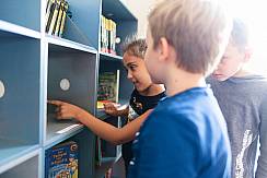 Kinder schauen nach Büchern im Leseland