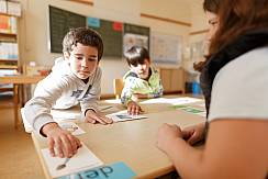 Kinder in der Willkommensklasse mit Demek Material