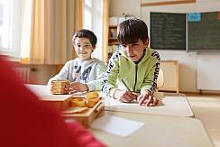 Kinder in der Willkommensklasse mit Montessori Anschauungsmaterial