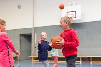 Kinder spielen Basketball