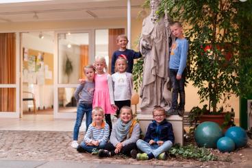 Kinder und Statue