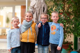 Vier lächelnde Kinder