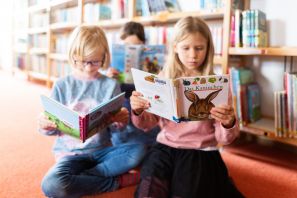 Schülerinnen lesen in verschiedenen Büchern