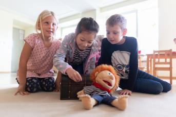 Kinder mit Puppe