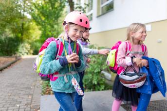 Schülerinnen und Schüler mit Schulranzen