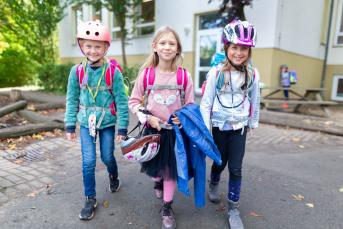 Schülerinnen und Schüler mit Schulranzen
