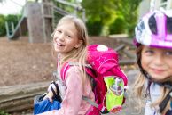 Schülerinnen und Schüler mit Schulranzen