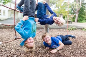 Schülerinnen und Schüler auf dem Spielplatz