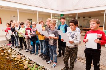Schülerinnen und Schüler singen zusammen