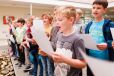 Schülerinnen und Schüler singen zusammen