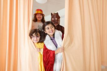 Schülerinnen und Schüler spielen Theater