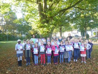 Die Teilnehmer*innen des Sommerleseclubs 2021 an der Liboriusschule Salzkotten mit ihren Urkunden und Frau Kemper und Frau Adrian