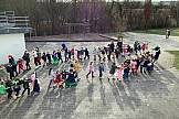 Verkleidete Kinder und Lehrer*innen bei einer Polonäse auf dem C - Schulhof