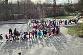 Verkleidete Kinder und Lehrer*innen bei der Polonäse auf dem C - Schulhof