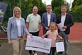 Scheckübergabe für die Bambini-Läufe des Klingenthal Marathons
